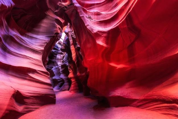 有名なアンテロープキャニオンの素晴らしい砂岩層の美しい広角ビュー