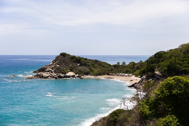 Tayrona, 콜롬비아에서 아름 다운 야생 카리브 해변 풍경