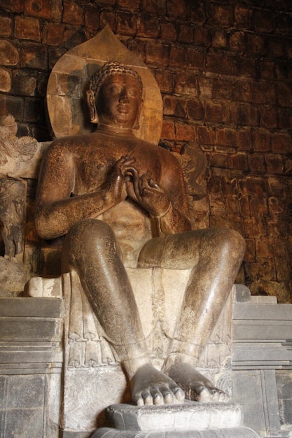 Un bellissimo buddha alato dal tempio di borobudur indonesia