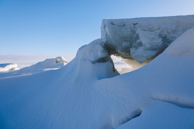 美しい冬の風景地平線に白い雪と氷のフィールド明るく空気のある感覚と明るいカラーパレット