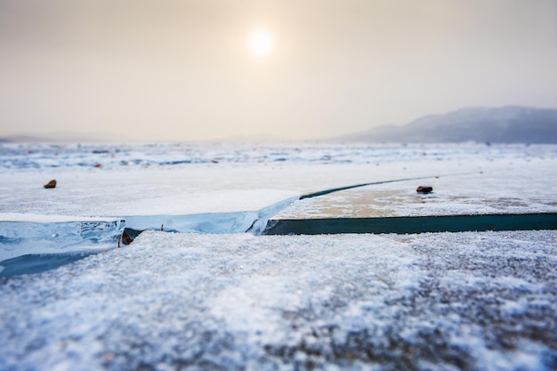 湖の氷と雪の美しい冬の風景。ソフトフォーカス