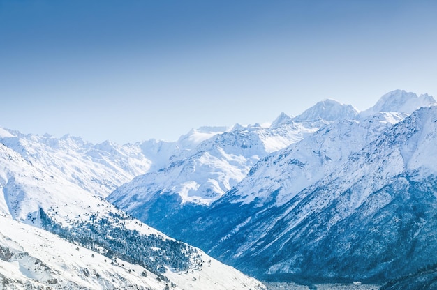 눈 덮인 산이 있는 아름다운 겨울 풍경. 스키 리조트 Elbrus, 코카서스, 러시아 연방.