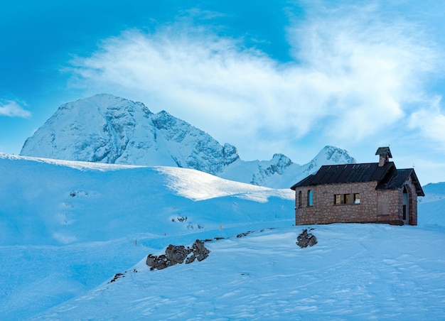 언덕 위에 예배당이 있는 아름다운 겨울 산 풍경