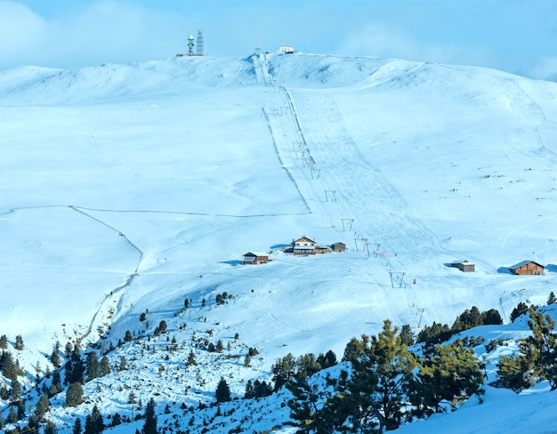 스키 리프트와 스키가 있는 아름다운 겨울 산 풍경이 슬로프에서 실행됩니다. 모든 사람이 신원이 확인되지 않습니다.