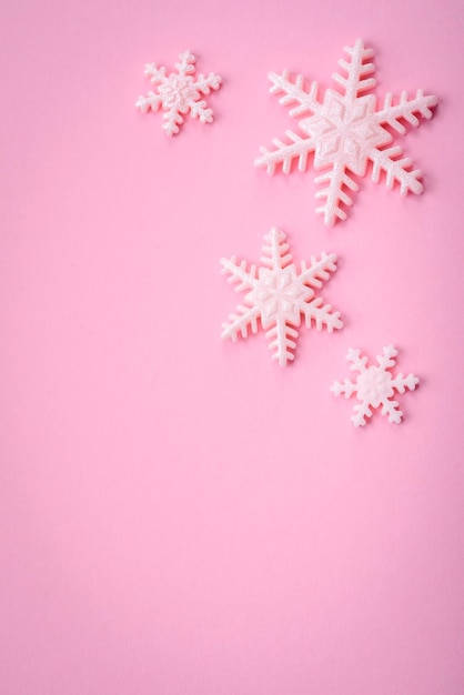 Photo beautiful winter snowflakes on a plain background with copy space