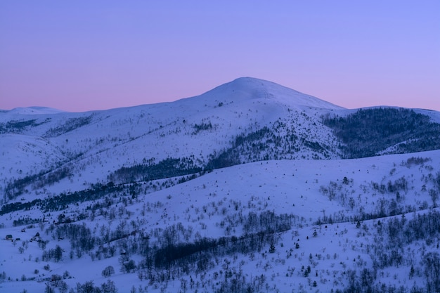 山中の美しい冬の夕日。