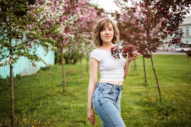 Bella donna tra i meli in fiore in primavera