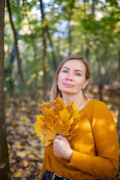 Красивая женщина в осеннем парке, счастье, гармония, забота о себе, релаксация и осознанность