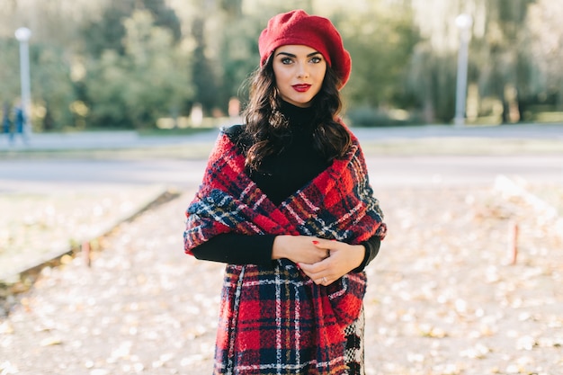 Photo a beautiful woman in autumn.