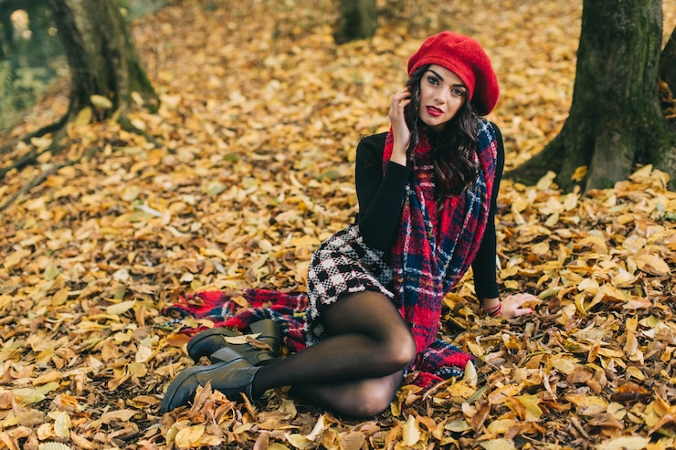 Photo a beautiful woman in autumn.