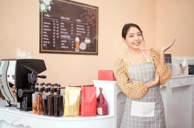 Владелец пекарни или кафе красивая женщина улыбается в своем магазине