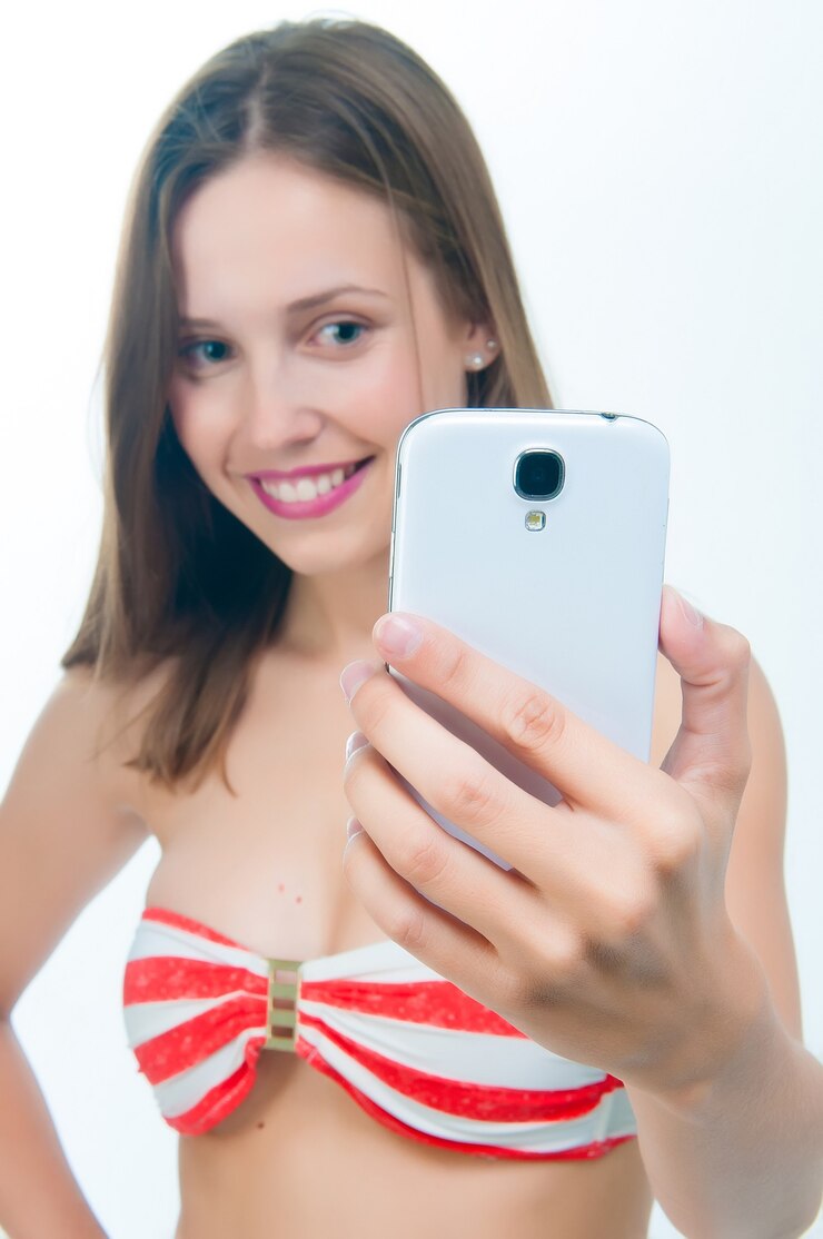 Photo beautiful woman in bikini  taking picture selfie on her phone