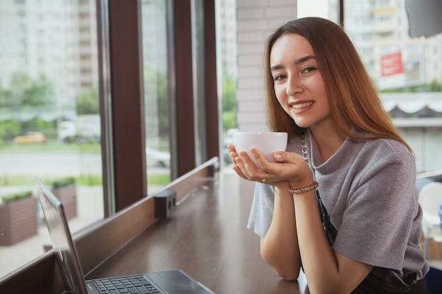 コーヒーショップで美しい女性