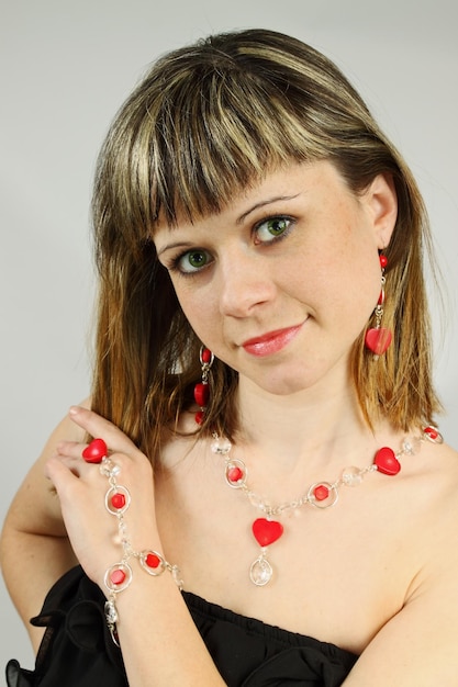 Photo beautiful woman in the coral necklace and the bracelet