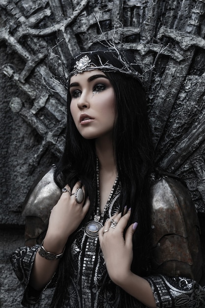 Foto bella donna con una corona e un'armatura