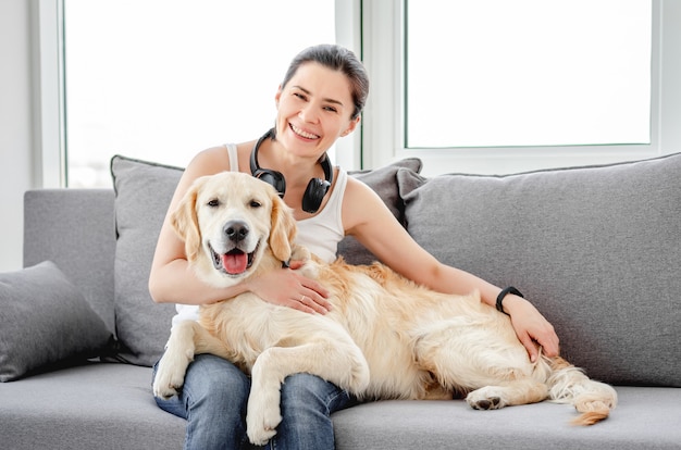 Bella donna che stringe a sé cane piacevole