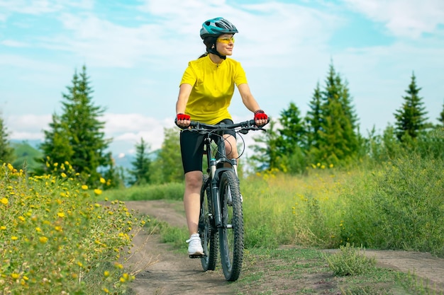 美しい女性サイクリストが自然の中で自転車に乗る 健康的なライフスタイルとスポーツ レクリエーションと趣味