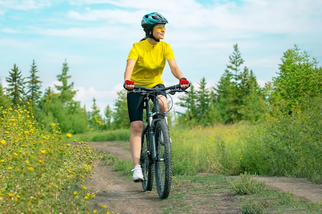 美しい女性サイクリストが自然の中で自転車に乗る 健康的なライフスタイルとスポーツ レクリエーションと趣味