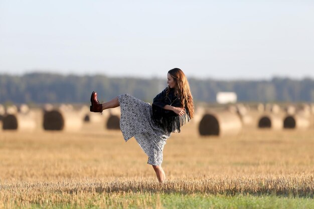 Photo beautiful woman dancing on field