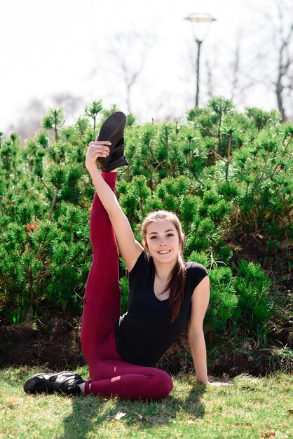 Bella donna che fa stretching sulla natura