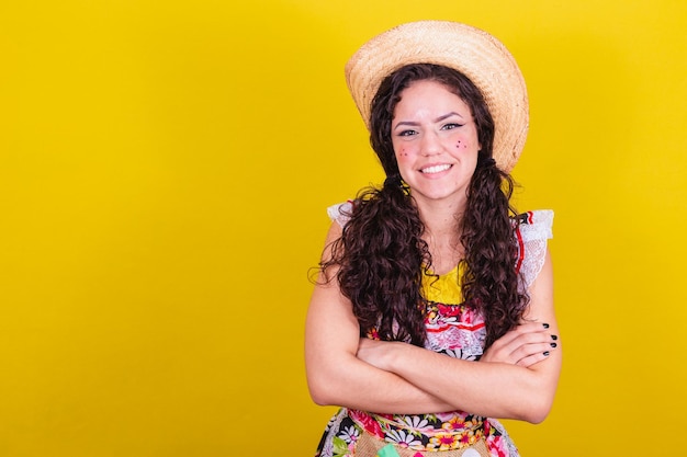 Photo beautiful woman dressed in typical clothes for a festa junina with arms crossed smiling
