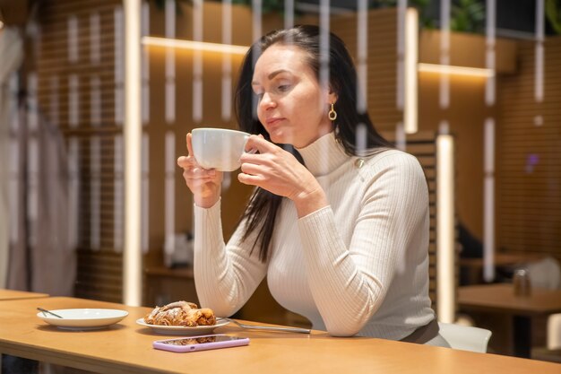 カフェのバーでコーヒーを飲む美しい女性