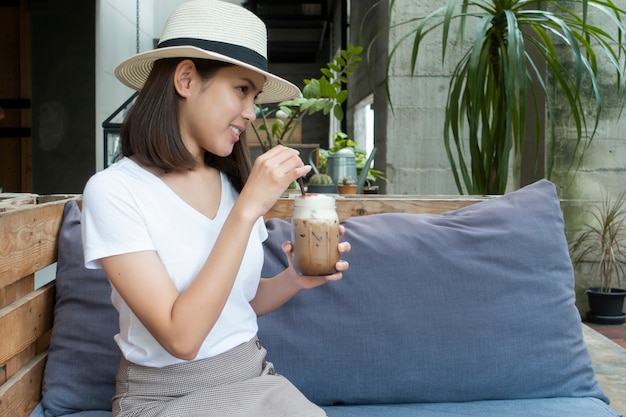 コーヒーショップでコーヒーを飲む美しい女性