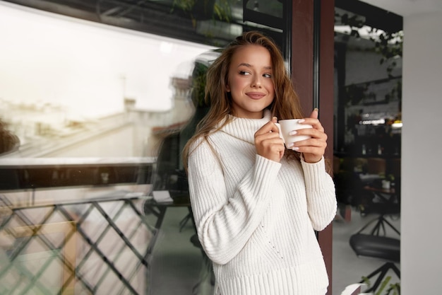 コーヒーを飲み、笑顔の美しい女性