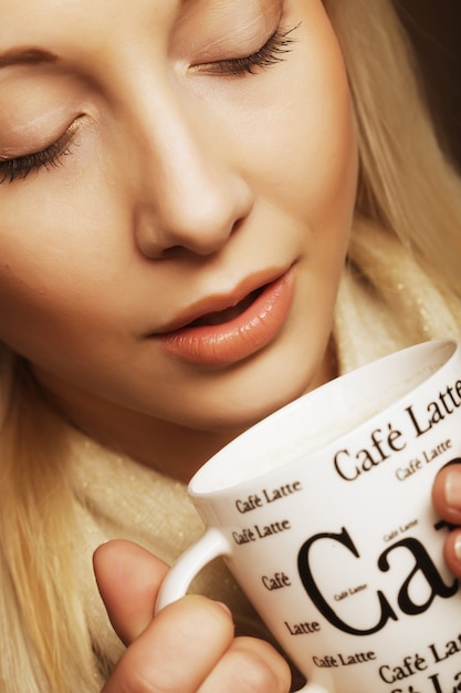 Beautiful woman drinking coffee 