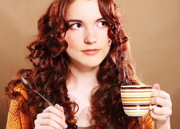 Foto bella donna che beve il caffè