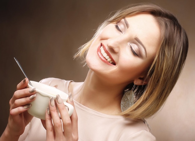 Foto bella donna che beve caffè