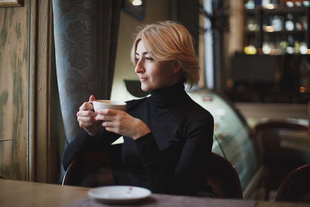 コーヒーを飲みながら美しい女性