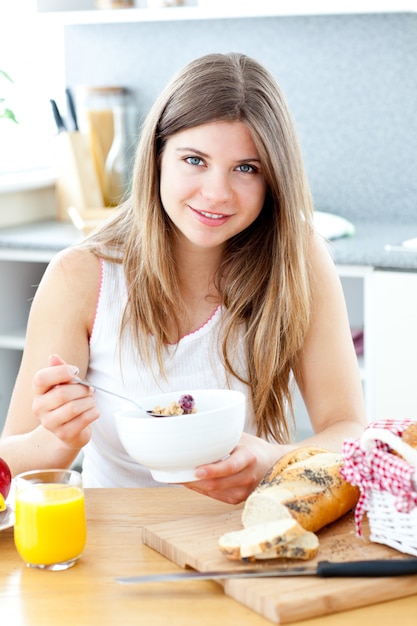 Foto bella donna che mangia la prima colazione