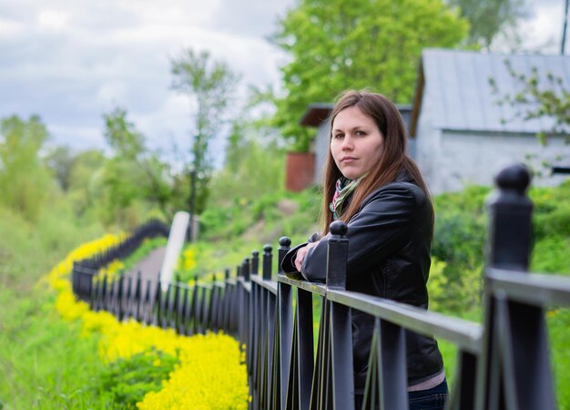 красивая женщина наслаждается природой в прекрасный весенний день