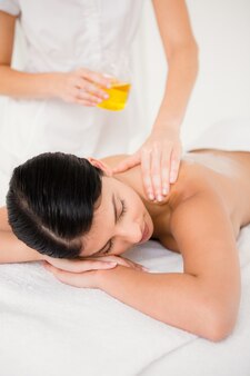 Bella donna godendo massaggio con olio