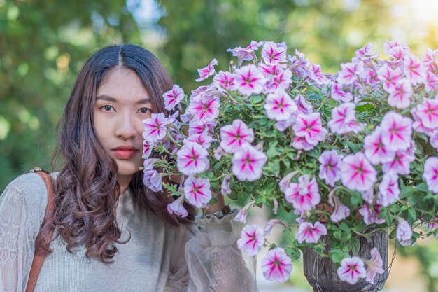 景色を楽しんでいる美しい女性。ジムトンプソンファームの花をご覧ください。