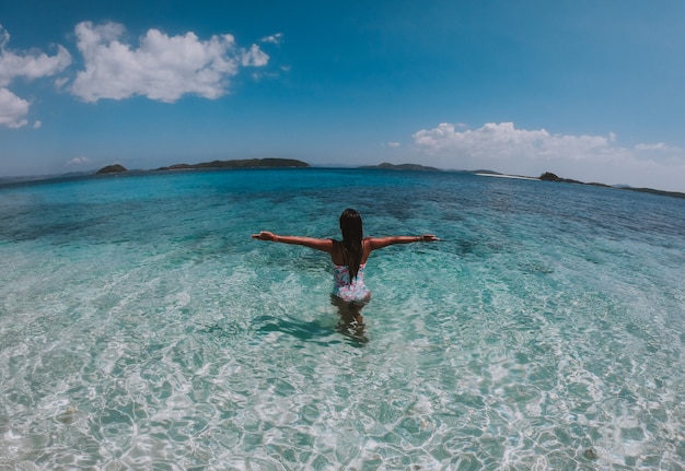 Красивая женщина наслаждаясь взглядом на тропическом острове в Филиппинах. понятие о путешествиях вожделения