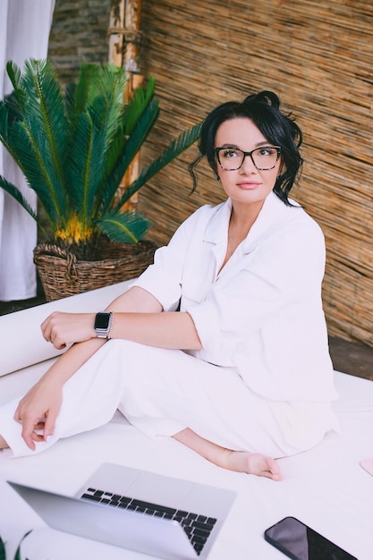 眼鏡の美しい女性起業家フリーランサーは、リモートで働く教育旅行ビジネス