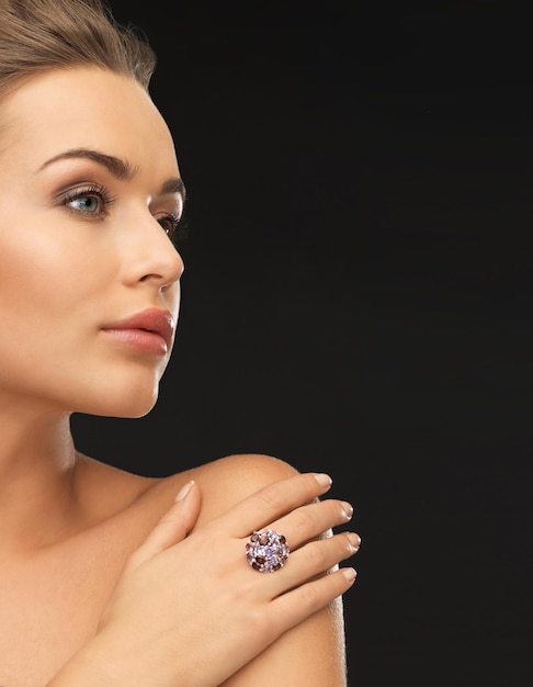 Photo beautiful woman in evening dress with cocktail ring