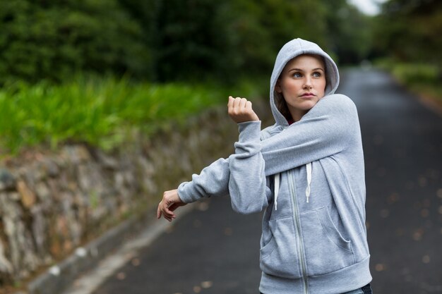 公園で運動している美しい女性