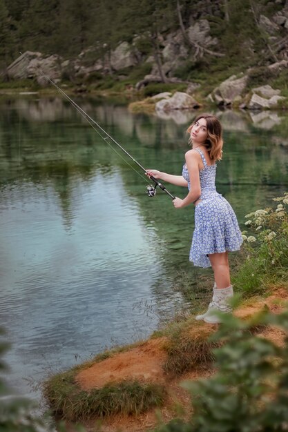 湖で釣りをする美しい女性