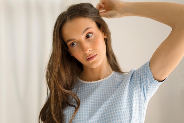 Photo beautiful woman fixing her hair