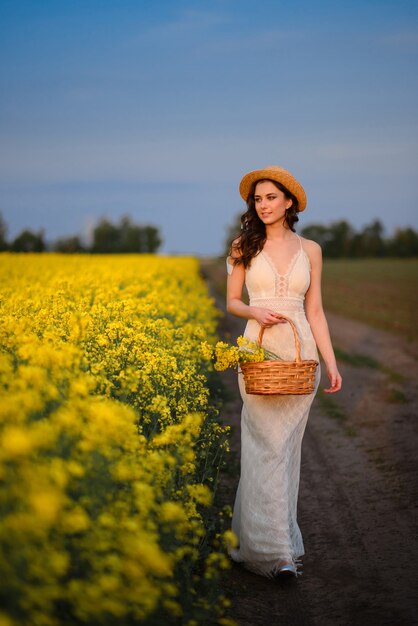 Красивая женщина в цветущем поле