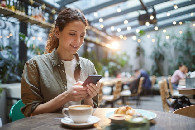 Bella donna nel caffè francese