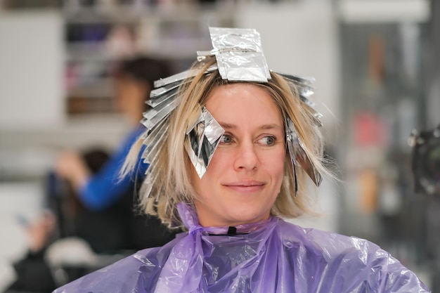 Photo beautiful woman getting haircut by hairdresser in the beauty salon