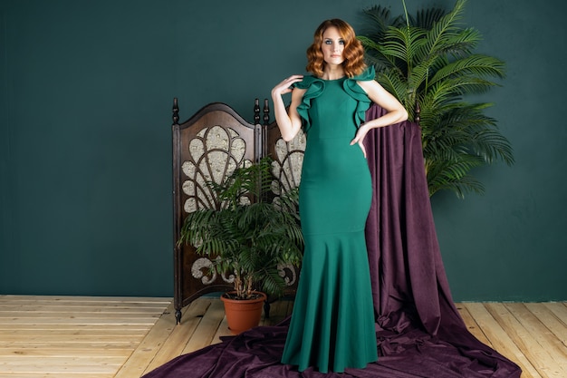 Foto bella donna in un vestito verde