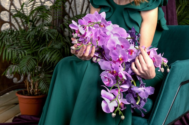 Bella donna in un vestito verde