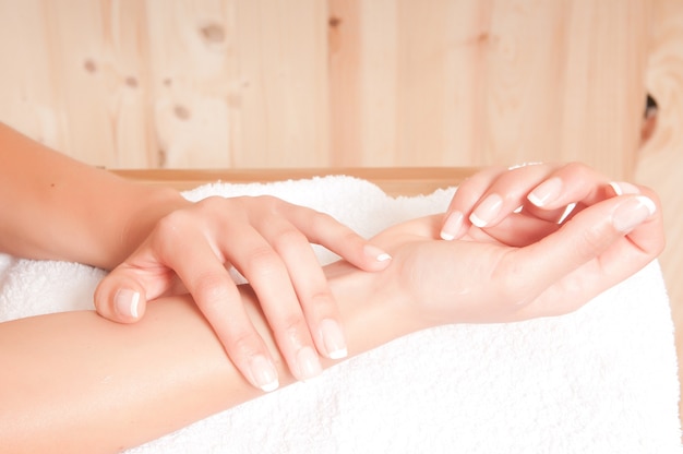 Photo beautiful woman hands in spa