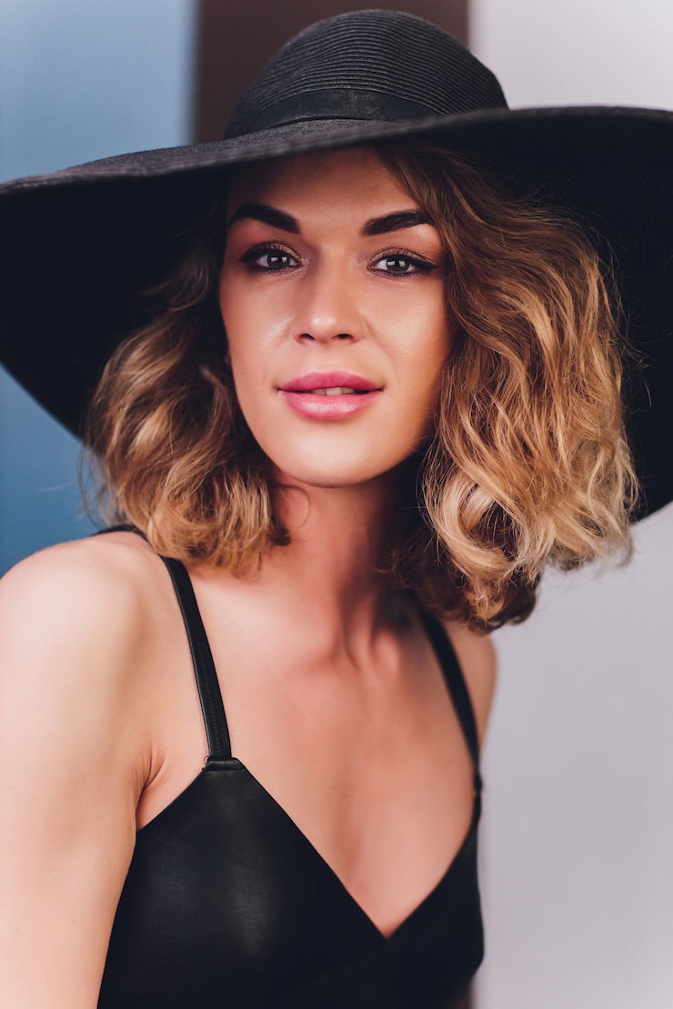 Photo beautiful woman in hat. retro fashion. dark background.