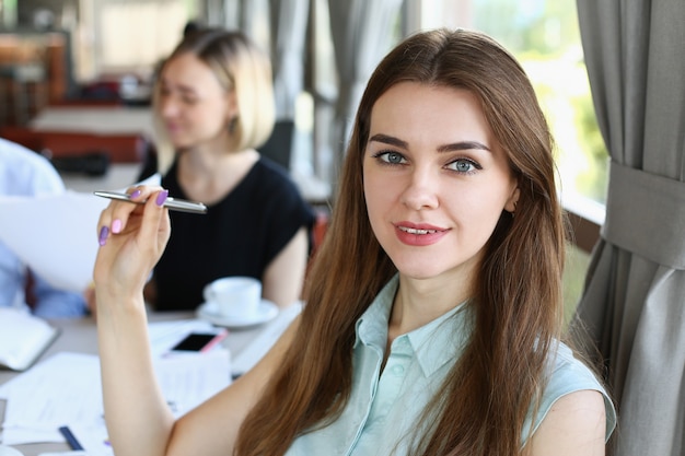 La bella donna ha un incontro con i suoi subordinati nella caffetteria